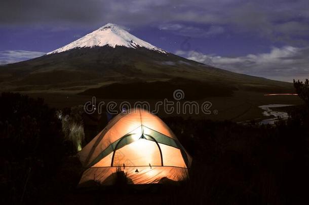 野营在近处积极的科多帕希火山火山采用中央的安第斯山脉关于厄瓜多尔