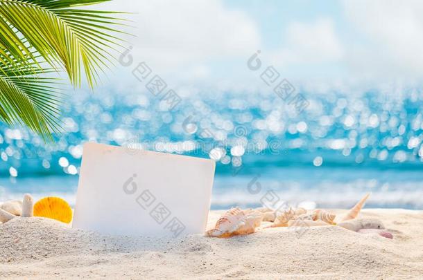 沙的海滩和空的纸卡片为信息设计.