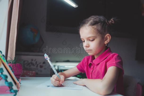 小的女孩在距离家学校教育,学习功课向隔离