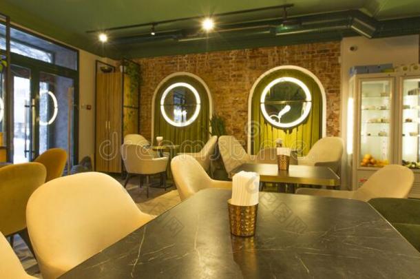 光墙和绿色的家具采用时髦的饭店设计