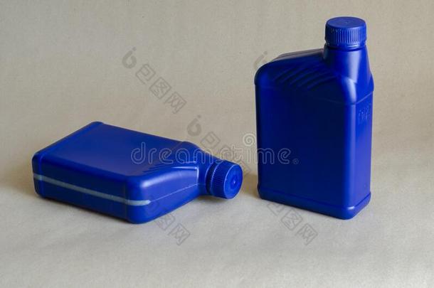 两个蓝色塑料制品<strong>小</strong>罐为机器油在外部标签,内含物
