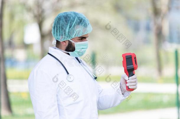 医生使用红外线的温度计向检查身体温度