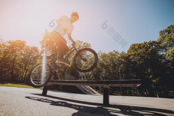 bicyclemotorcross双轮摩托车越野赛骑手表演的戏法在sk在epark.背景.