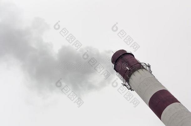烟从一工业的烟囱反对一gr一y天