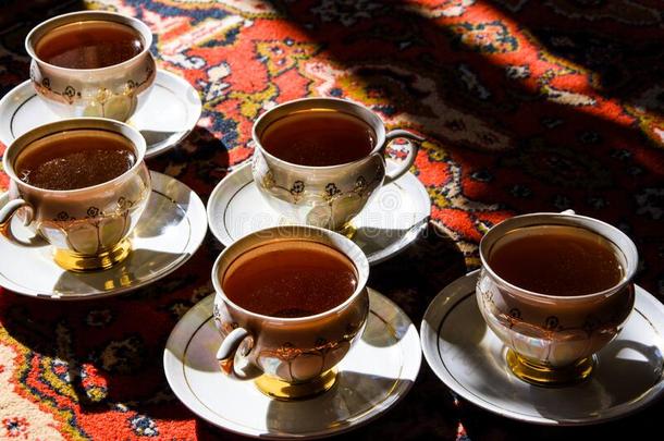 酿酒的代表会议瓷杯子关于茶水和浅碟向土耳其的汽车