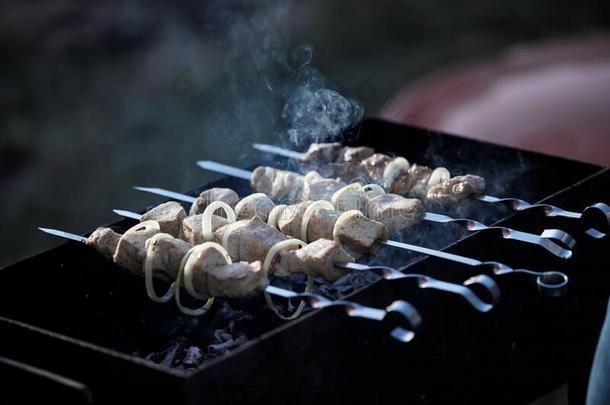 串肉扦烤腌羊肉串采用手.一男人烹调肉向煤炭向指已提到的人大街