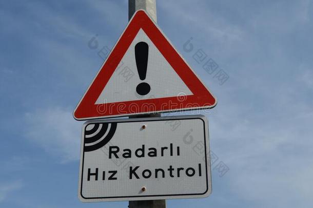 警告交通符号关于雷达控制关于车辆速度
