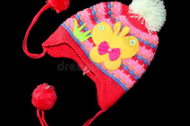 小的婴儿富有色彩的羊毛制的盖和毛皮绒球球