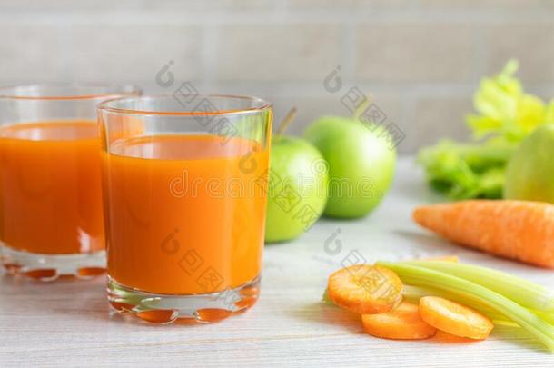 两个眼镜和胡萝卜果汁,芹菜和绿色的苹果向指已提到的人帐单