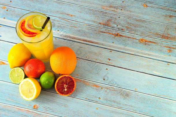 一身材高的玻璃杯子关于柑橘属果树果汁和冰和一str一w,st和s向