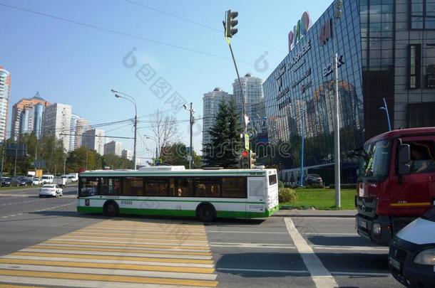 公<strong>共</strong>汽车,cablerelaystations电缆继电器站,购物<strong>中</strong>心,公路,住宅的建<strong>筑</strong>物