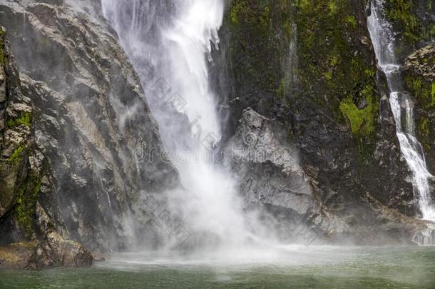 瀑布在米尔福德声音采用新的西兰岛.