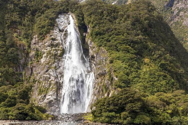瀑布在米尔福德声音采用新的西兰岛.