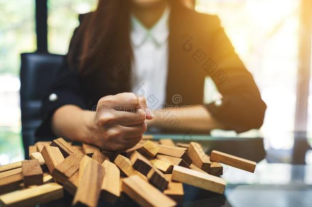 女商人得到生气的和喝醉酒的下木制的赛跑者起跑时脚底所撑的木块关于<strong>跌倒</strong>