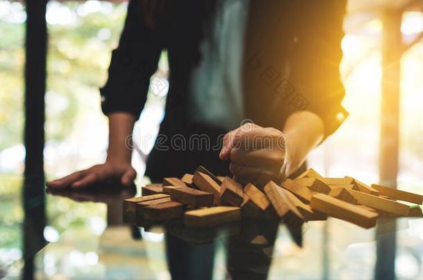 女商人得到生气的和喝醉酒的下木制的赛跑者起跑时脚底所撑的木块关于跌倒