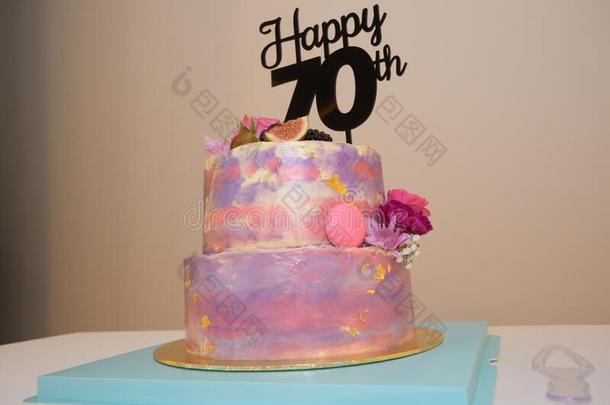 一富有色彩的两个层层排列生日蛋糕为一<strong>七十</strong>ye一r老的出生