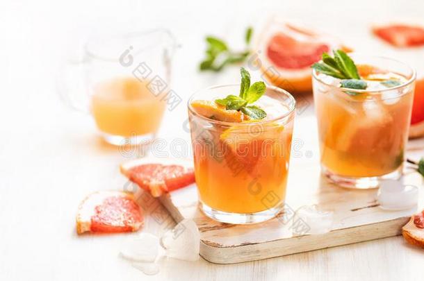 葡萄<strong>柚</strong>夏鸡尾酒和薄荷和冰