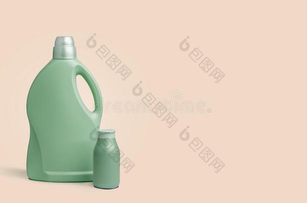 绿色的塑料制品容器为液体洗衣店洗涤剂或清洁