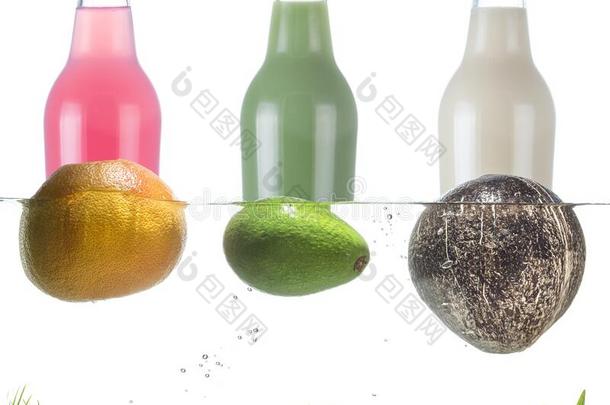 瓶子和葡萄柚含二氧化碳的喝,椰子奶和阿沃卡