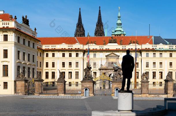 赫拉德卡尼正方形和入口门向布拉格城堡和雕像英语字母表的第15个字母