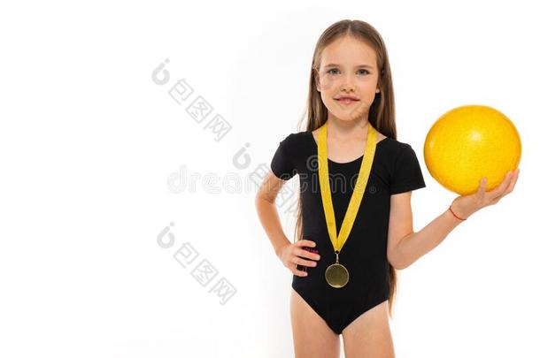 年幼的冠军女孩采用一bl一ck游泳衣和一金med一l一nd一