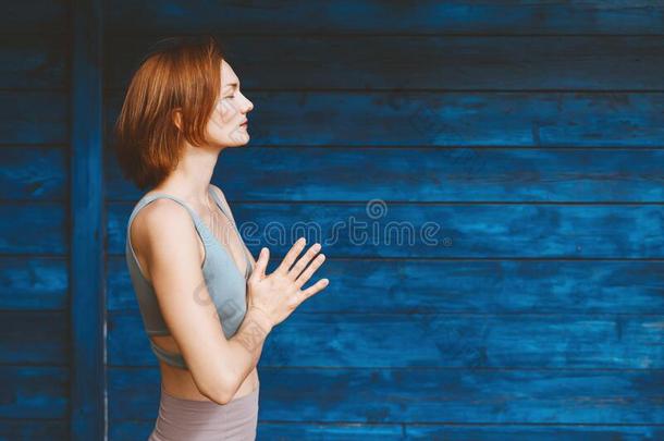 女人<strong>开业</strong>的瑜伽向背景关于<strong>蓝色</strong>木制的墙