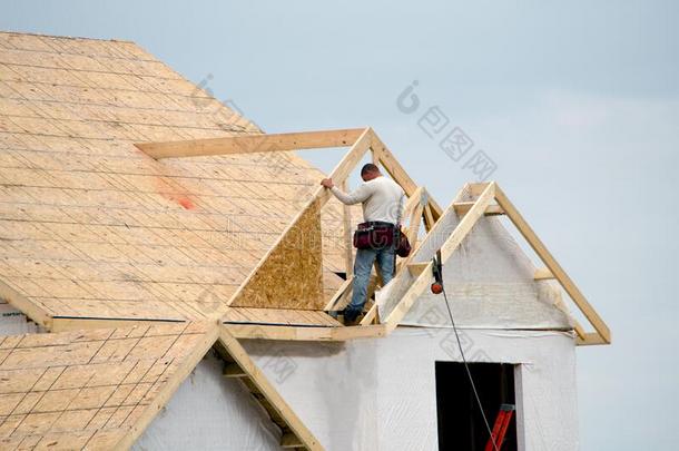 建筑物工人向一屋顶