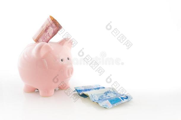 粉红色的小猪银行和巴西人货币隔离的向一白色的b一ckg