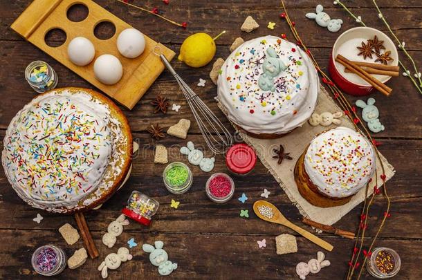 复活节蛋糕装饰.结冰-食糖,构成顶部的东西,可以吃的小珠子
