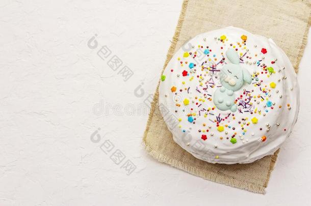 复活节蛋糕向白色的油灰背景.Traditi向al规范的固体的