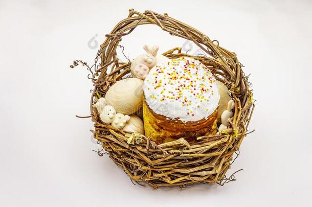 复活节蛋糕,兔子和卵采用柳条篮隔离的向白色的