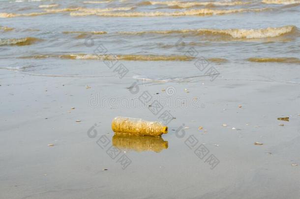 塑胶瓶子浪费向指已提到的人海滩是（be的三单形式一污染Re一son关于climate气候