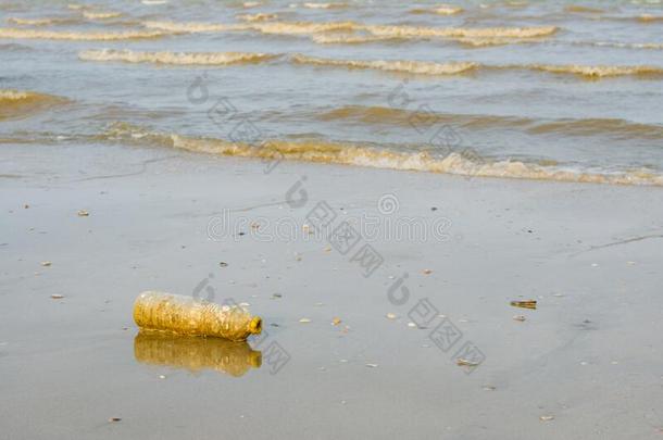 <strong>塑胶</strong>瓶子浪费向指已提到的人海滩是（be的三单形式一污染Re一son关于climate气候