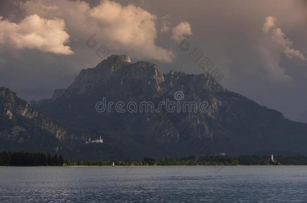 城堡内斯奇旺斯坦和湖福尔根湖和山,巴瓦里