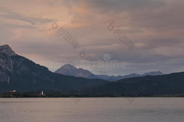 城堡霍恩施旺高和湖福尔根湖和山在的时候