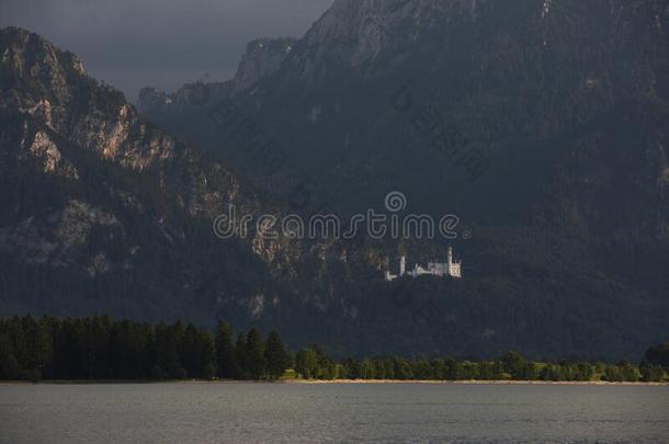 城堡内斯奇旺斯坦和湖福尔根湖和山,巴瓦里