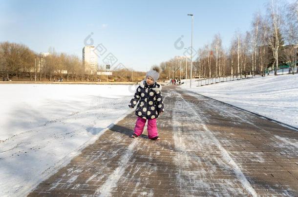 3-4年老的小孩步态一起指已提到的人宽的路堤关于一冷冻的