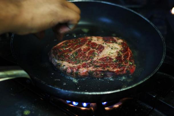 草本植物把浸泡于腌泡汁中牛肉肋骨眼睛牛排烹饪术采用热的烧烤