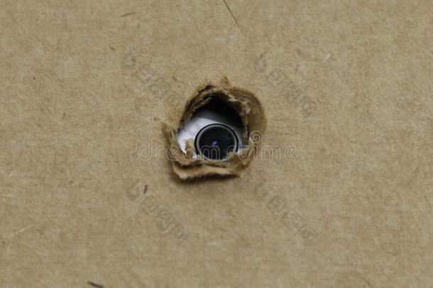 间谍照相机隐藏的固定的在的后面指已提到的人卡纸板或屋顶