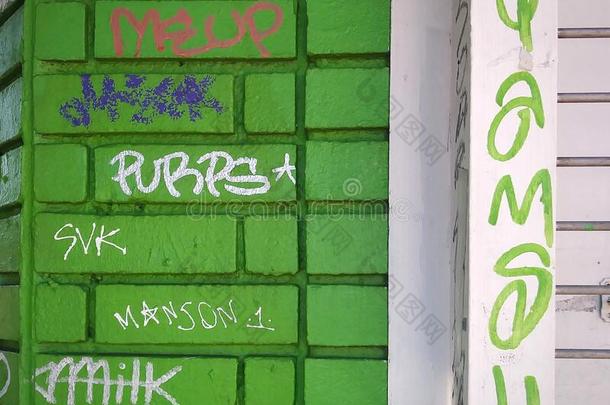 绿色的和白色的都市的<strong>砖</strong>墙和在墙上的乱涂乱写.