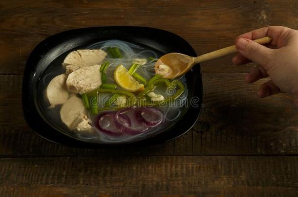 黑的盘子关于越南人photogr一pher摄影师汤和鸡向一木制的t一bl