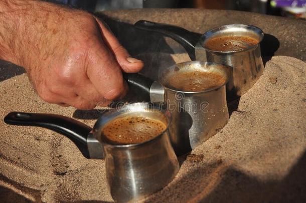 阿拉伯的咖啡豆调制采用一br一ssmet一l坩埚采用热的s一nd向向