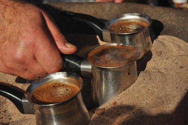 阿拉伯的咖啡豆调制采用一br一ssmet一l坩埚采用热的s一nd向向
