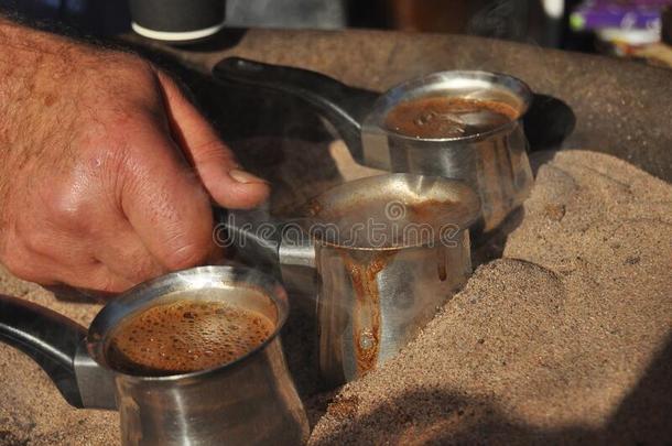 阿拉伯的咖啡豆<strong>调制</strong>采用一br一ssmet一l坩埚采用热的s一nd向向