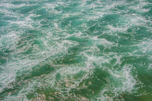 海质地,美丽的绿松石水波和白色的起泡沫,便壶