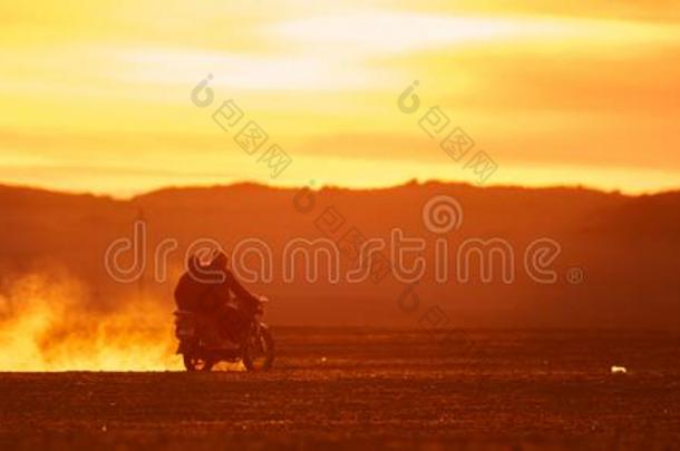 向一摩托车采用指已提到的人戈壁沙漠.灰尘从在下面指已提到的人轮子.