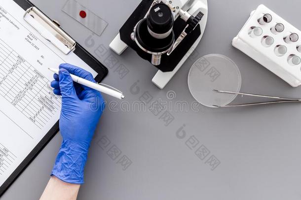 临床的科学研究和显微镜.手写试验区域办事处