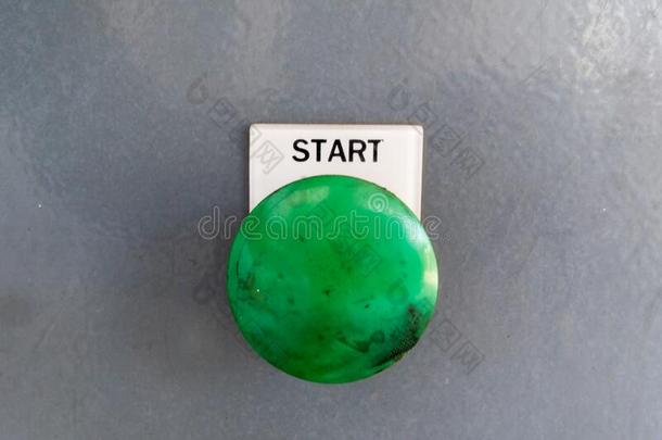 推按钮开始机器指已提到的人按钮是（be的三单形式绿色的