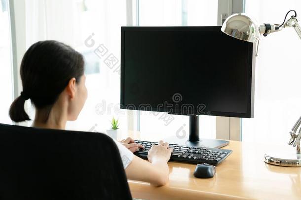 亚洲人女人工作的从家使用计算机