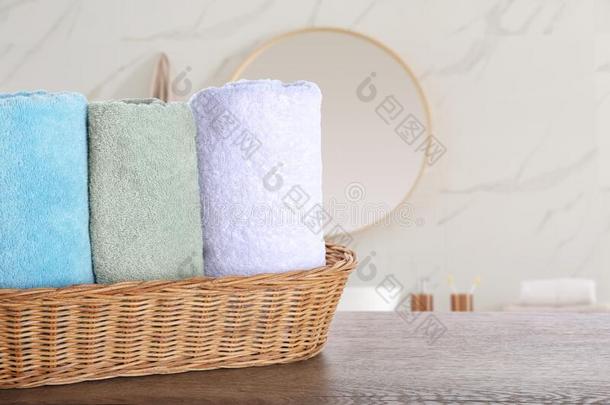 柳条篮和干净的软的毛巾向表采用浴室.空间